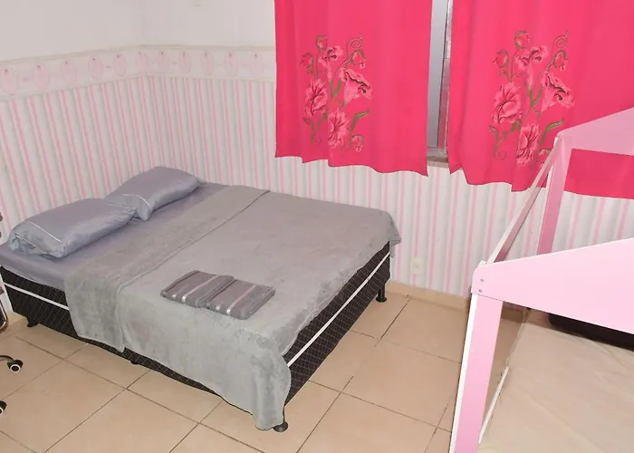 Quarto em residência tranquila e familiar