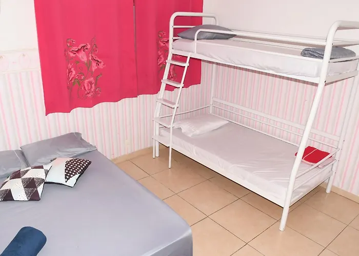 Quarto em residência tranquila e familiar